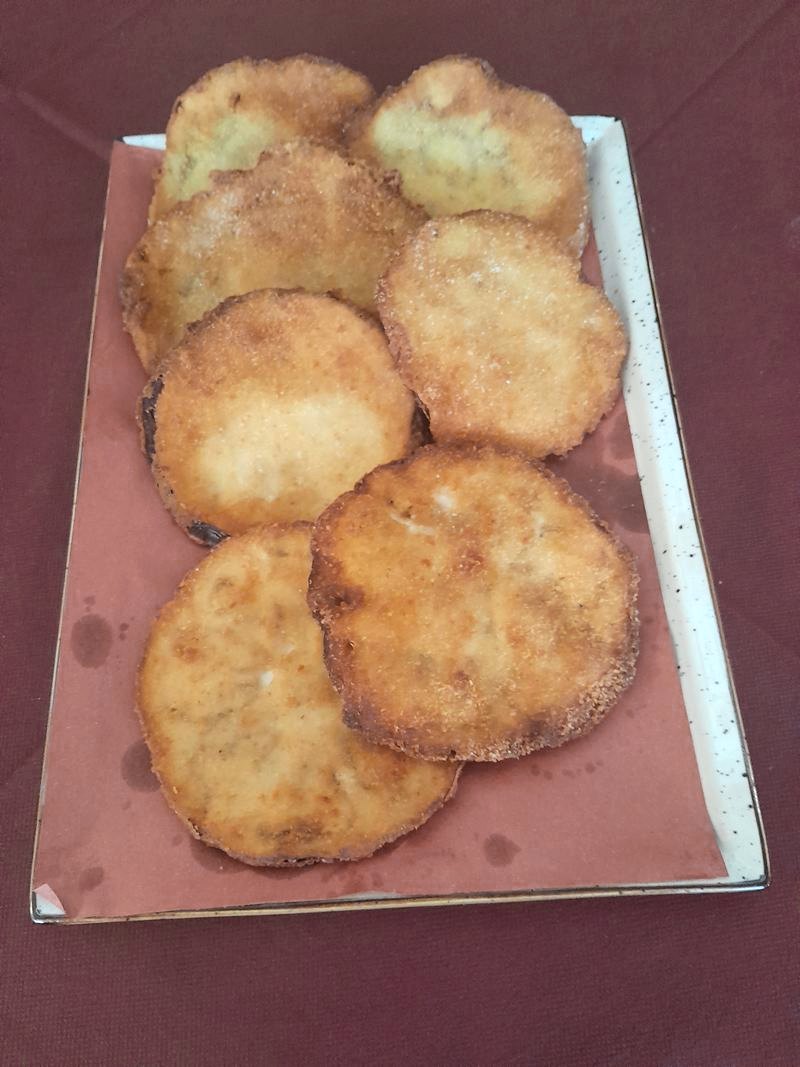 Vassoio con fette di melanzana impanate e dorate